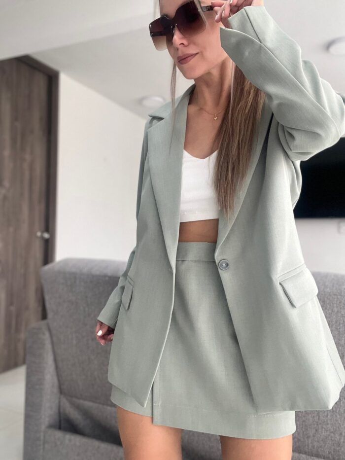 Ref. 069: Set blazer semioversize y falda/short - verde nude - Image 3