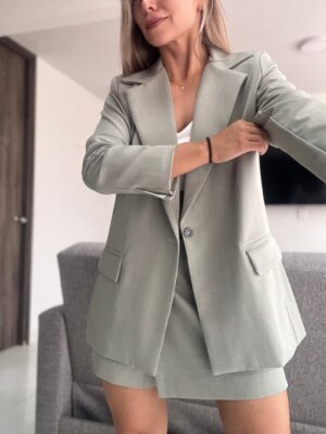Ref. 069: Set blazer semioversize y falda/short - verde nude - Image 4