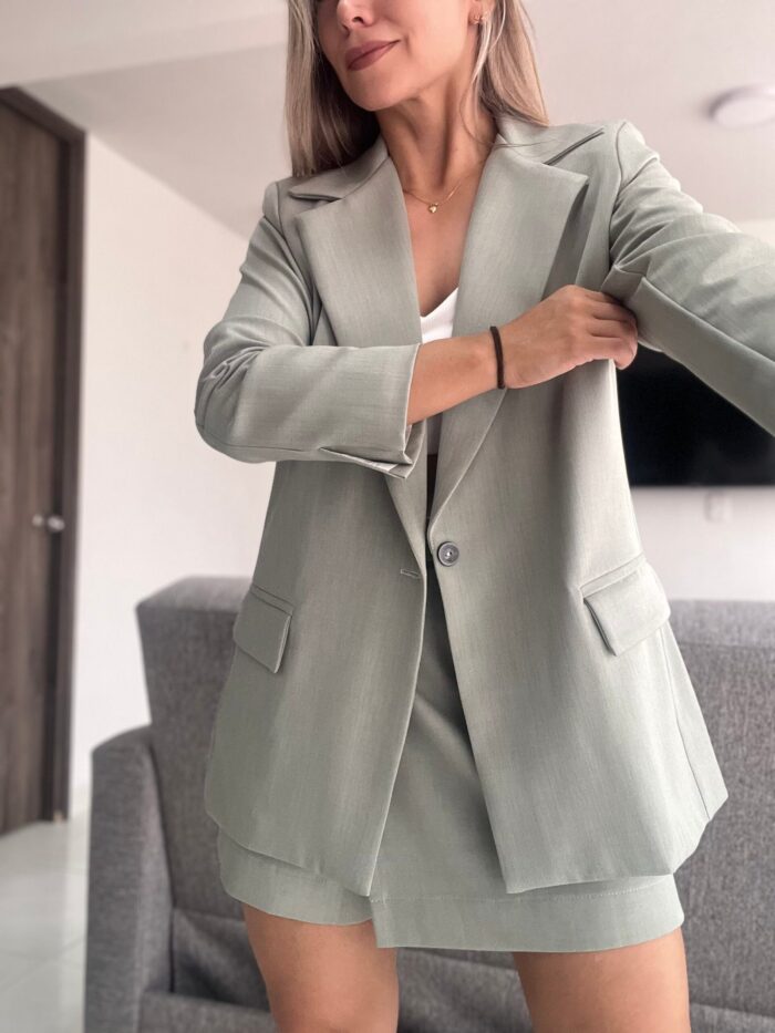 Ref. 069: Set blazer semioversize y falda/short - verde nude - Image 4