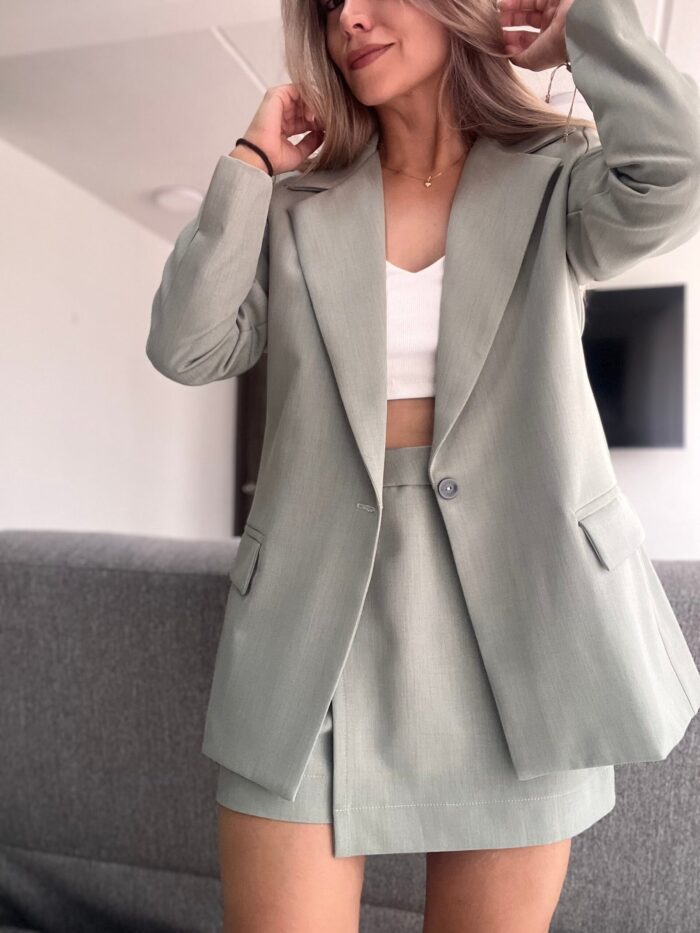 Ref. 069: Set blazer semioversize y falda/short - verde nude - Image 2