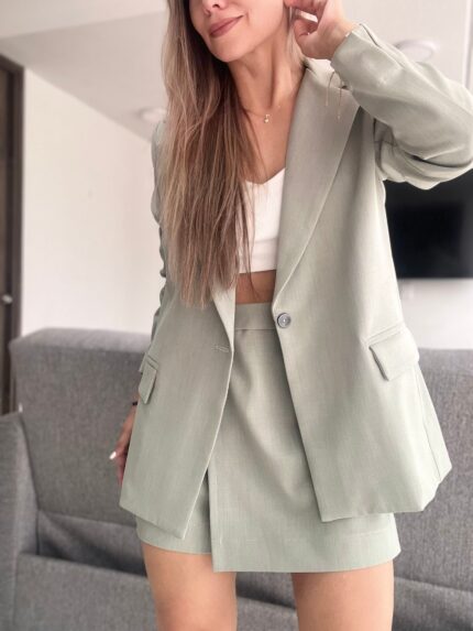 Ref. 069: Set blazer semioversize y falda/short - verde nude