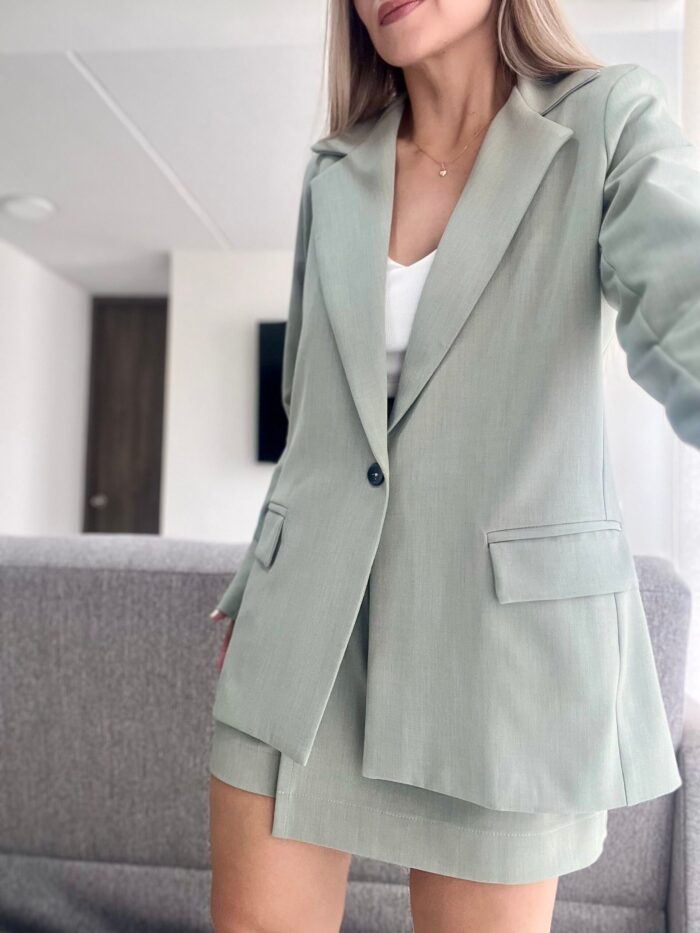 Ref. 069: Set blazer semioversize y falda/short - verde nude - Image 5