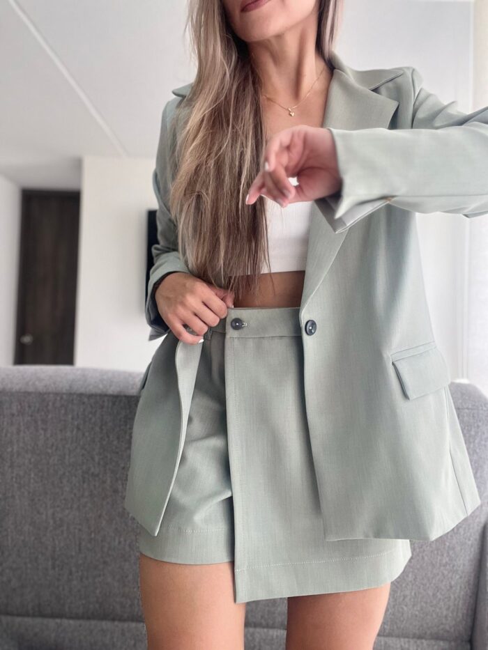 Ref. 069: Set blazer semioversize y falda/short - verde nude - Image 6