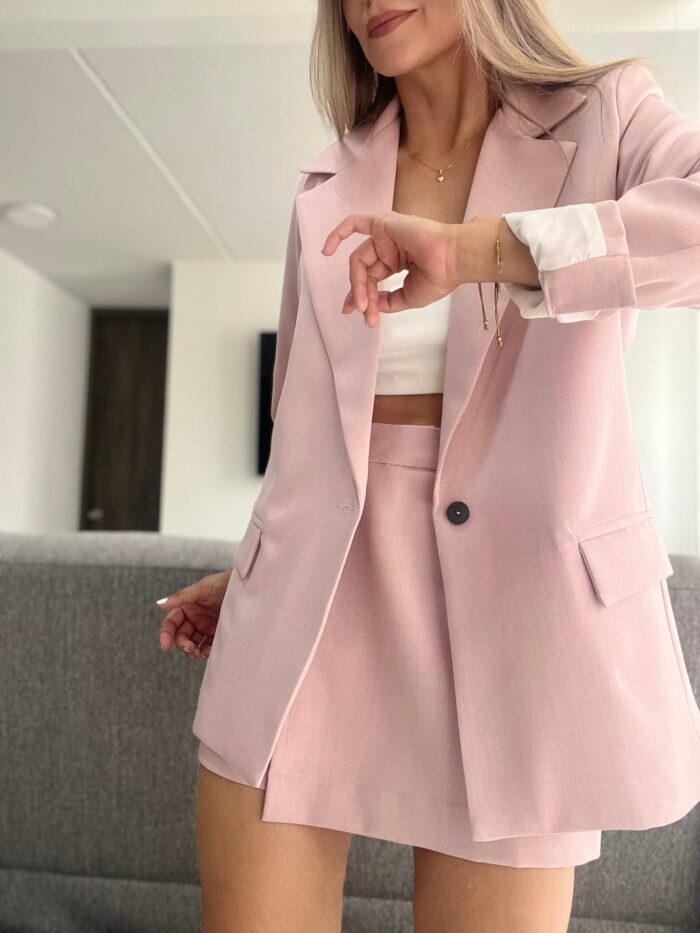 Ref. 069: Set blazer semioversize y falda/short - rosa nude - Image 2