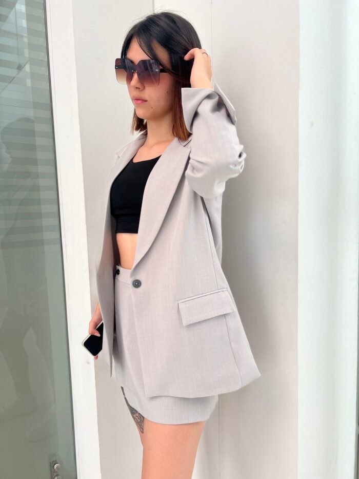 Ref. 069: Set blazer semioversize y falda/short - gris nude - Image 6
