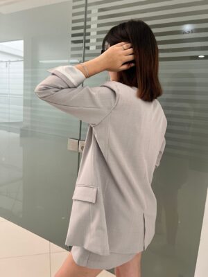 Ref. 069: Set blazer semioversize y falda/short - gris nude - Image 5