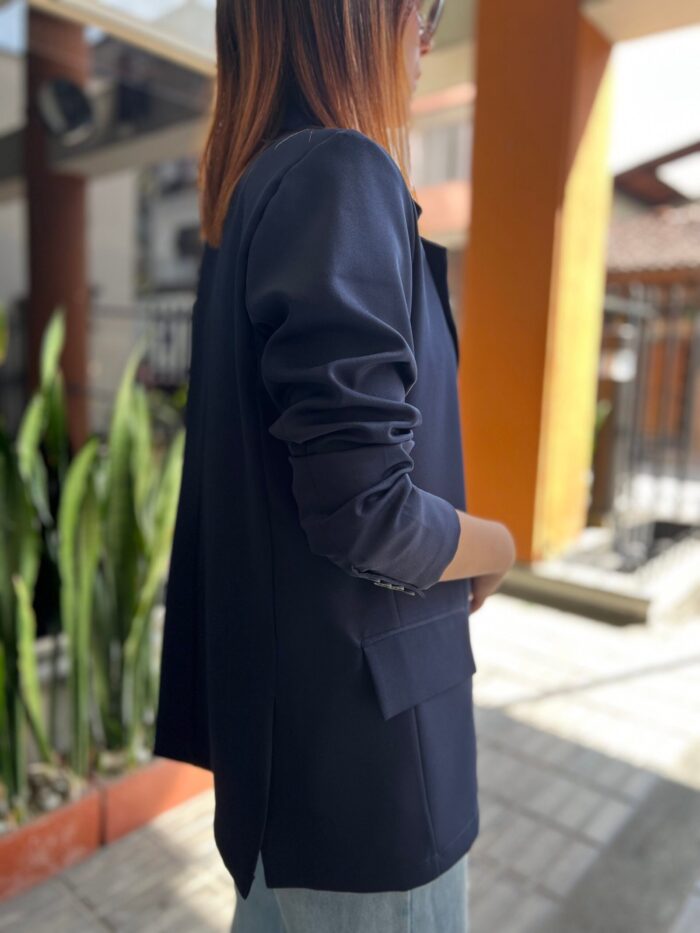 Ref. 010: Blazer semioversize en color azul oscuro - Image 9