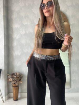 Ref. 009: Pantalón recto pretina brillante en color negro