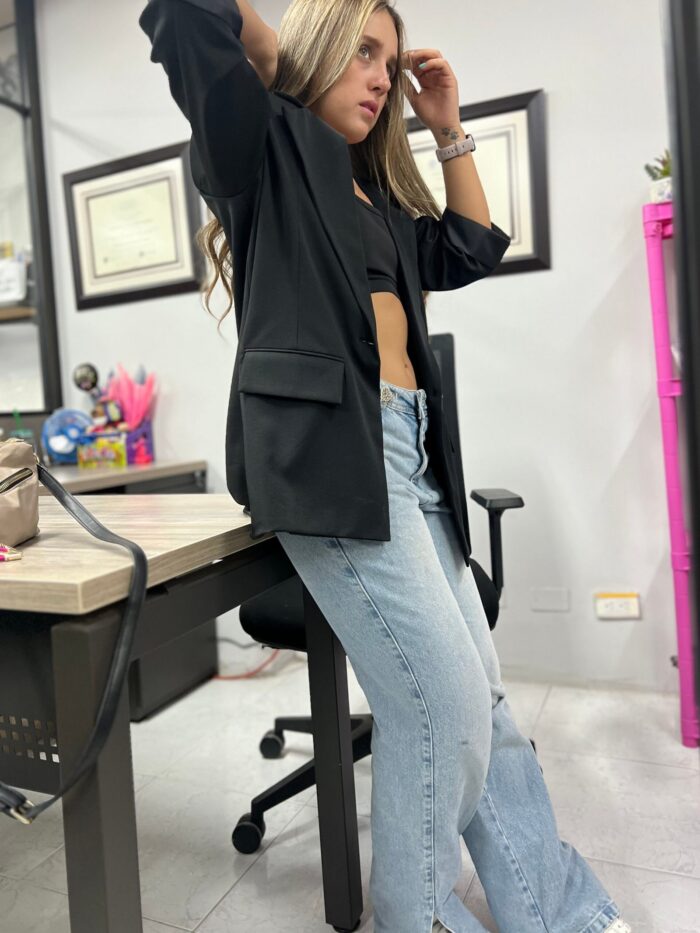 Ref. 008: Blazer semioversize manga 3/4 en color negro - Image 6