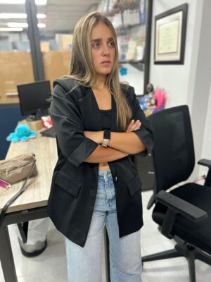 Ref. 008: Blazer semioversize manga 3/4 en color negro - Image 4