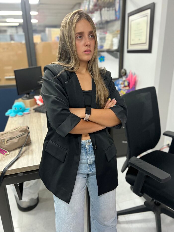 Ref. 008: Blazer semioversize manga 3/4 en color negro - Image 4