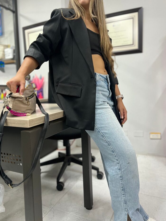 Ref. 008: Blazer semioversize manga 3/4 en color negro - Image 5