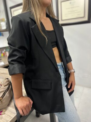 Ref. 008: Blazer semioversize manga 3/4 en color negro - Image 2