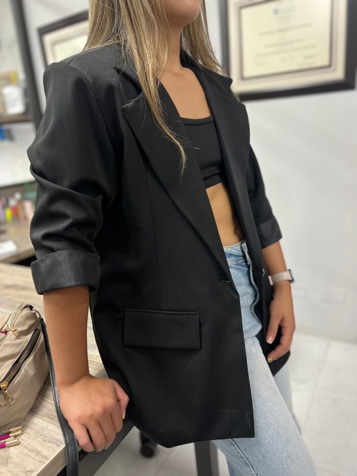 Ref. 008: Blazer semioversize manga 3/4 en color negro - Image 2