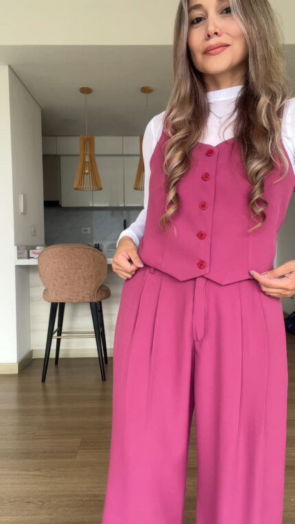 Ref. 087: Chaleco semiceñido y pantalón con prenses-Cereza