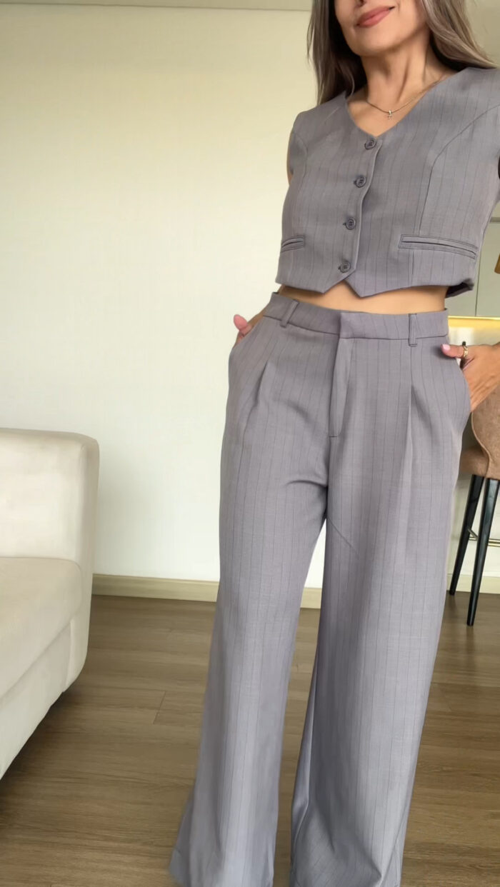 Ref. 090:Chaleco Corto y pantalon clasico con prenses-Gris Rayas - Image 3
