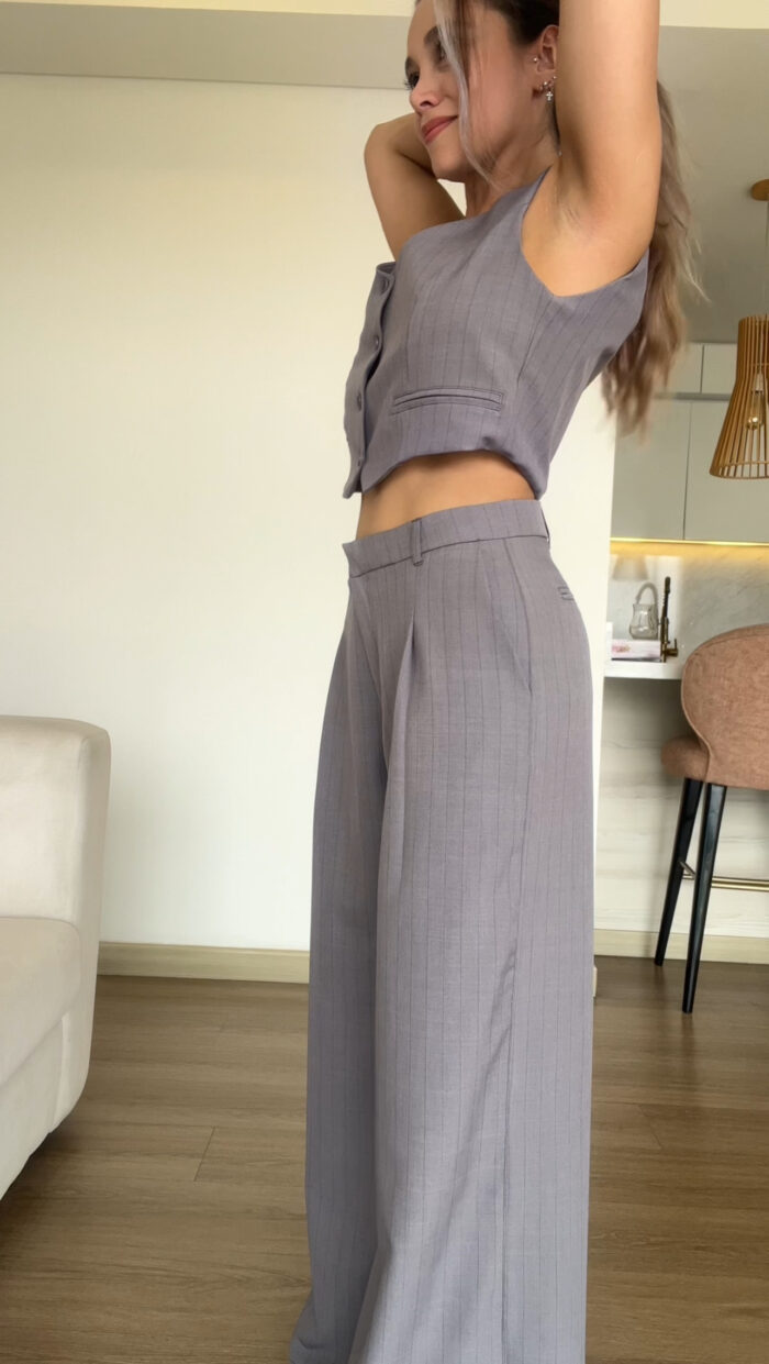 Ref. 090:Chaleco Corto y pantalon clasico con prenses-Gris Rayas - Image 2