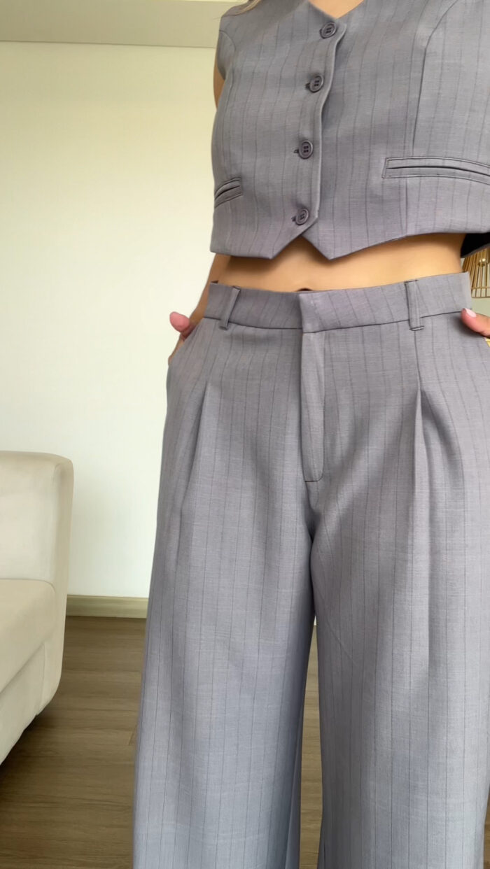 Ref. 090:Chaleco Corto y pantalon clasico con prenses-Gris Rayas - Image 5