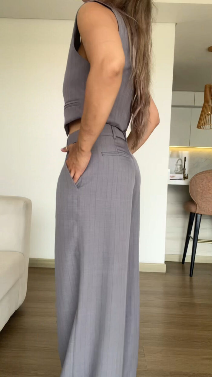 Ref. 090:Chaleco Corto y pantalon clasico con prenses-Gris Rayas - Image 6