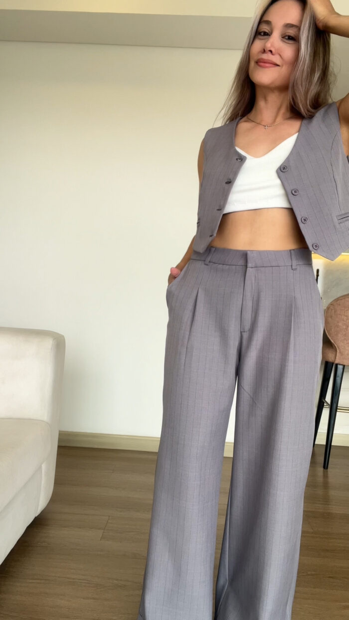 Ref. 090:Chaleco Corto y pantalon clasico con prenses-Gris Rayas - Image 1