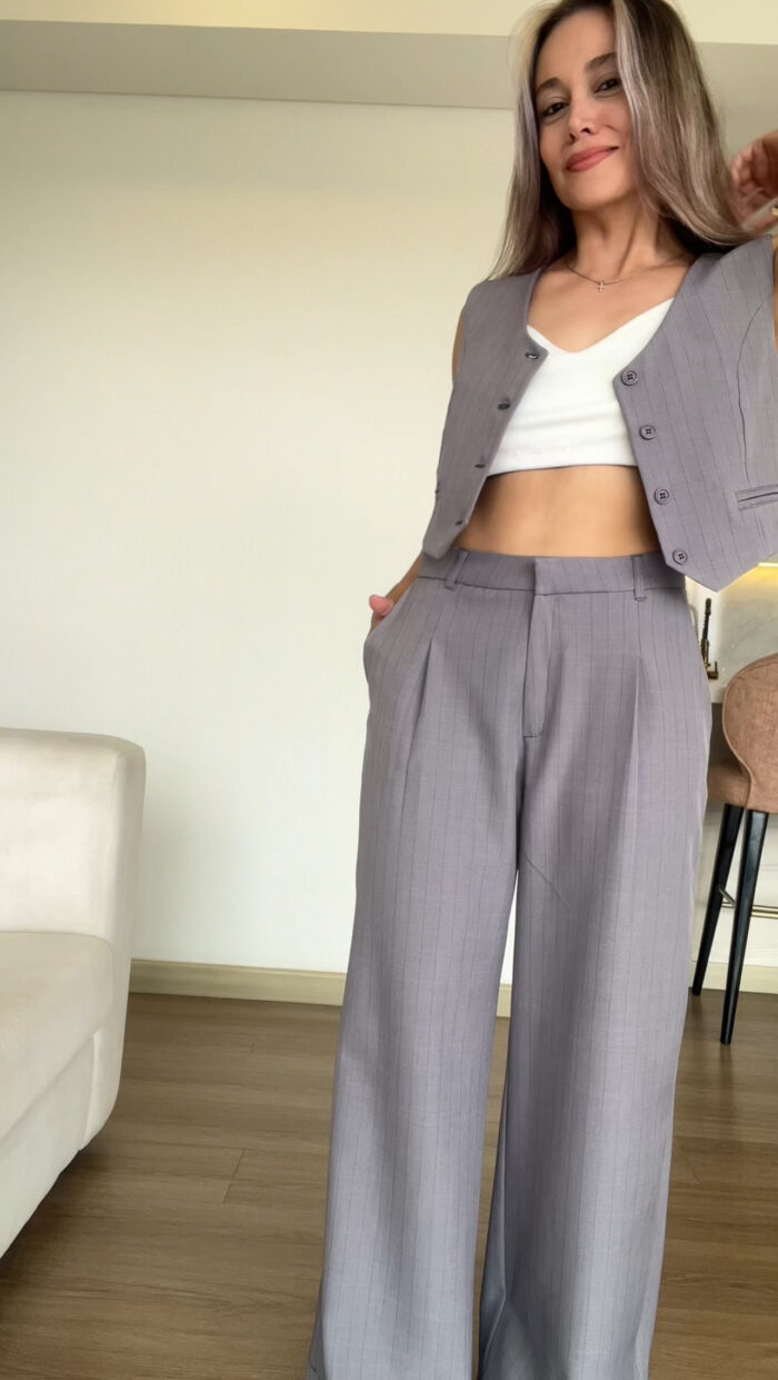 Ref. 090:Chaleco Corto y pantalon clasico con prenses-Gris Rayas - Image 7