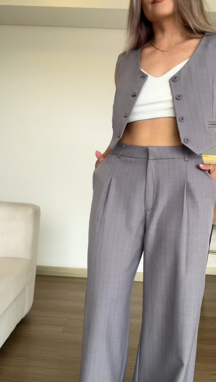 Ref. 090:Chaleco Corto y pantalon clasico con prenses-Gris Rayas - Image 8