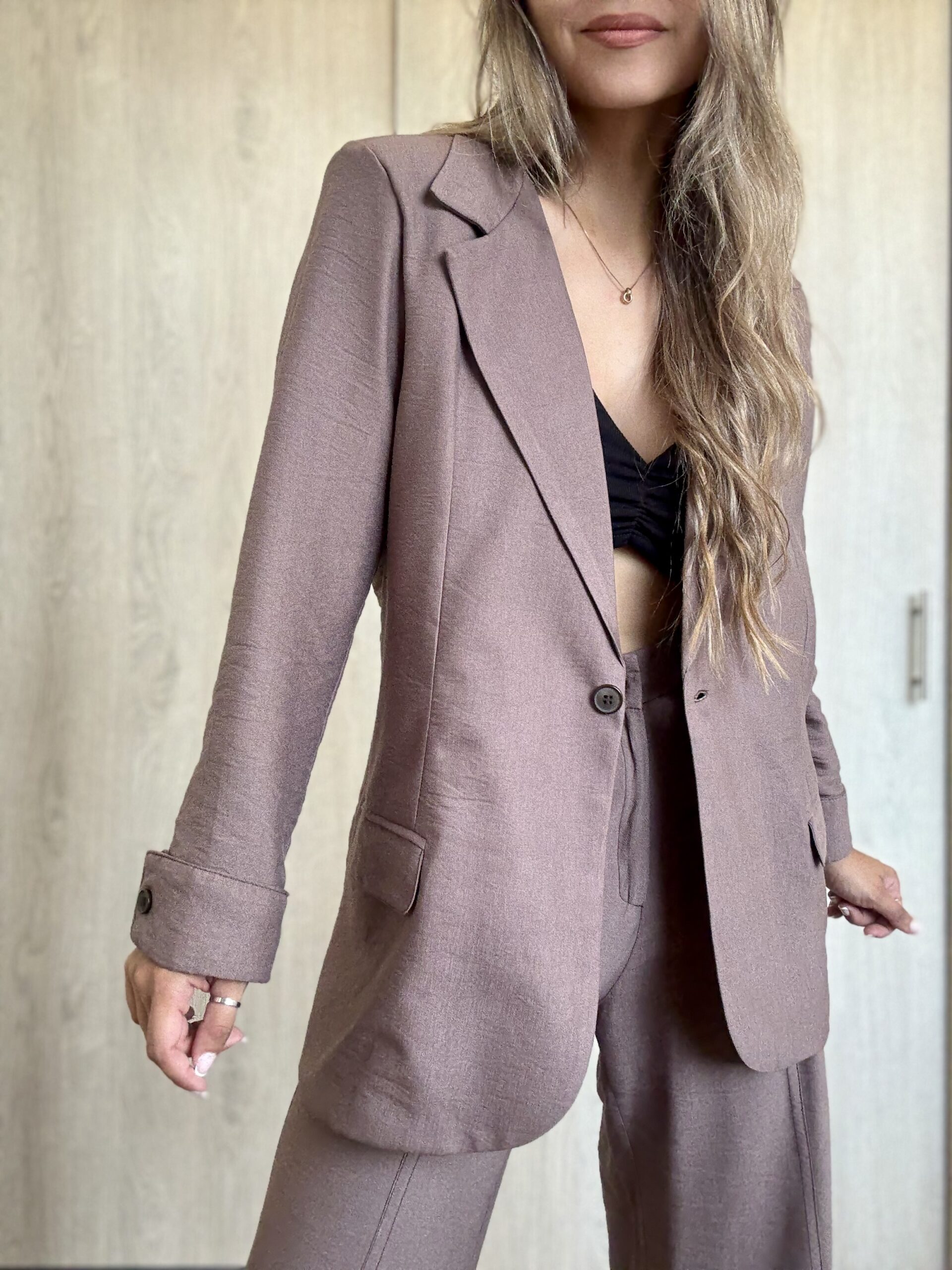 IMG_4354 Ref. 098: Set Fresco de Blazer oversize y pantalón semicampana con corte -Moka - Image 1