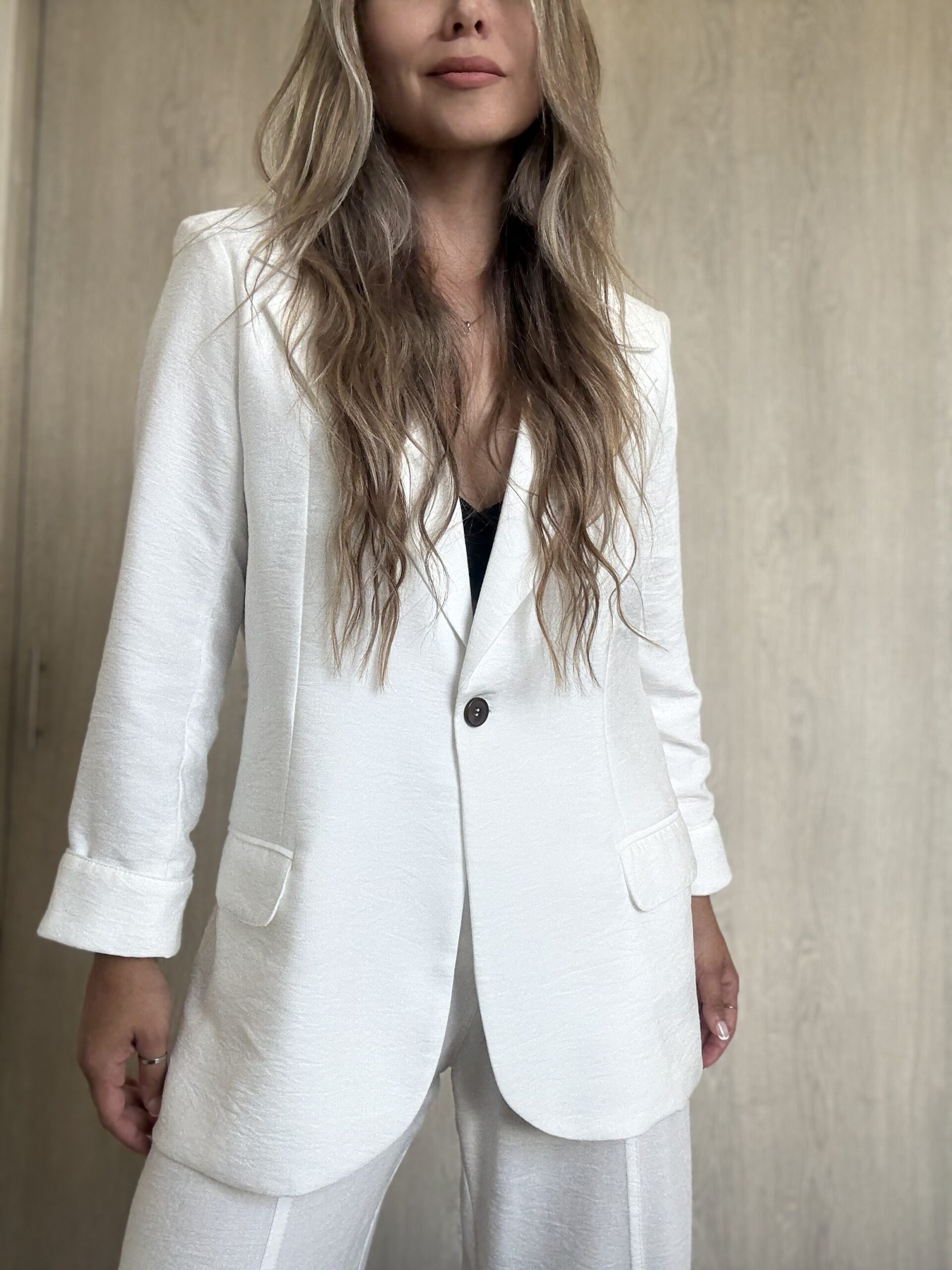 IMG_4515 Ref. 098: Set Fresco de Blazer Oversize y pantalón semicampana con corte-Blanco - Image 1